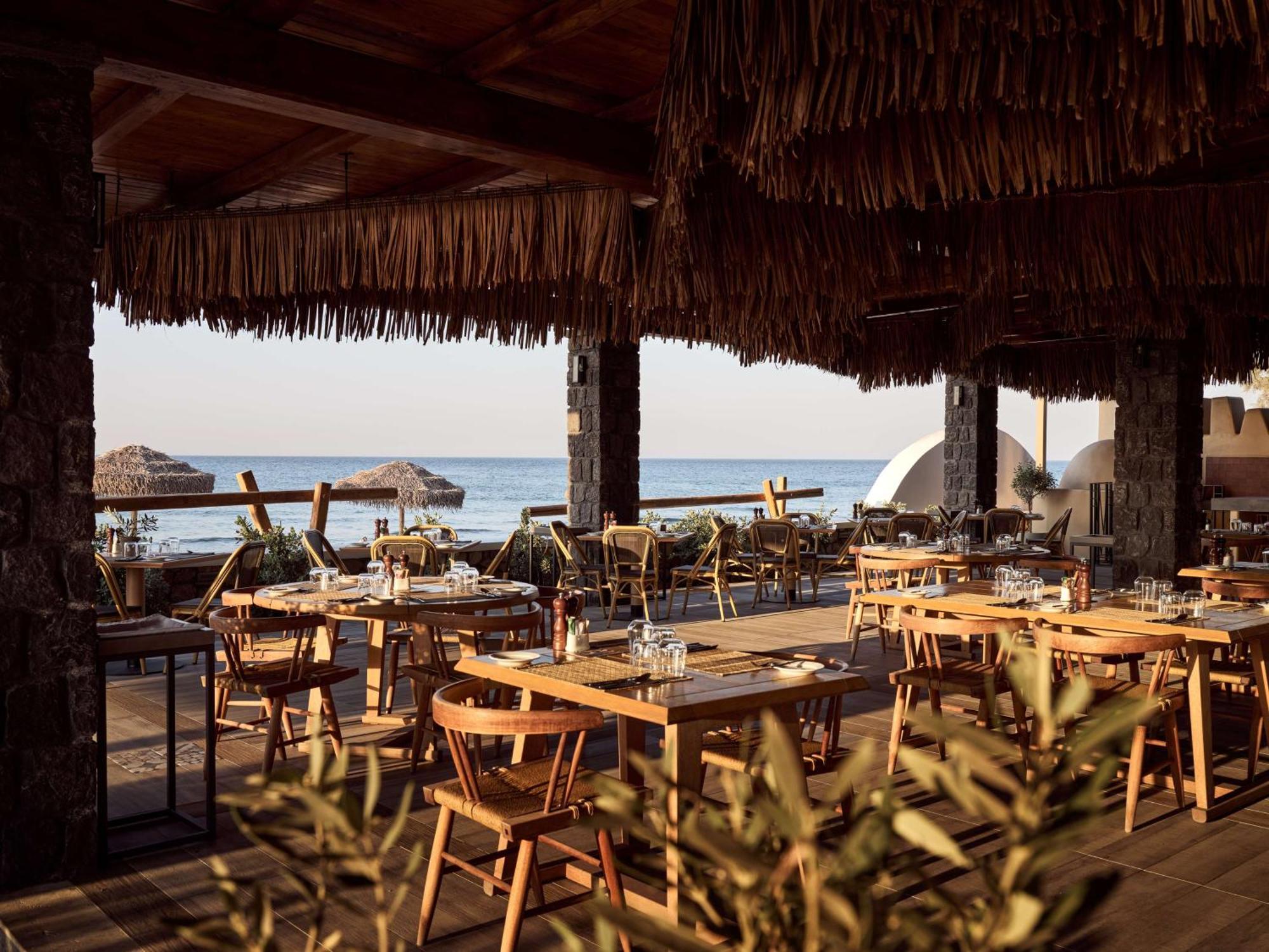 Sea Breeze Santorini Beach Resort, Curio By Hilton Agios Georgios  エクステリア 写真