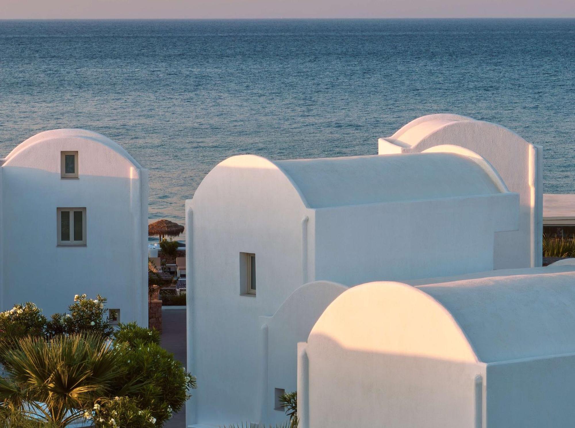 Sea Breeze Santorini Beach Resort, Curio By Hilton Agios Georgios  エクステリア 写真