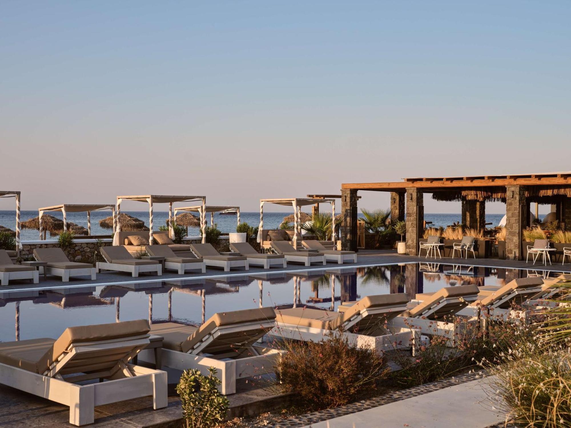 Sea Breeze Santorini Beach Resort, Curio By Hilton Agios Georgios  エクステリア 写真