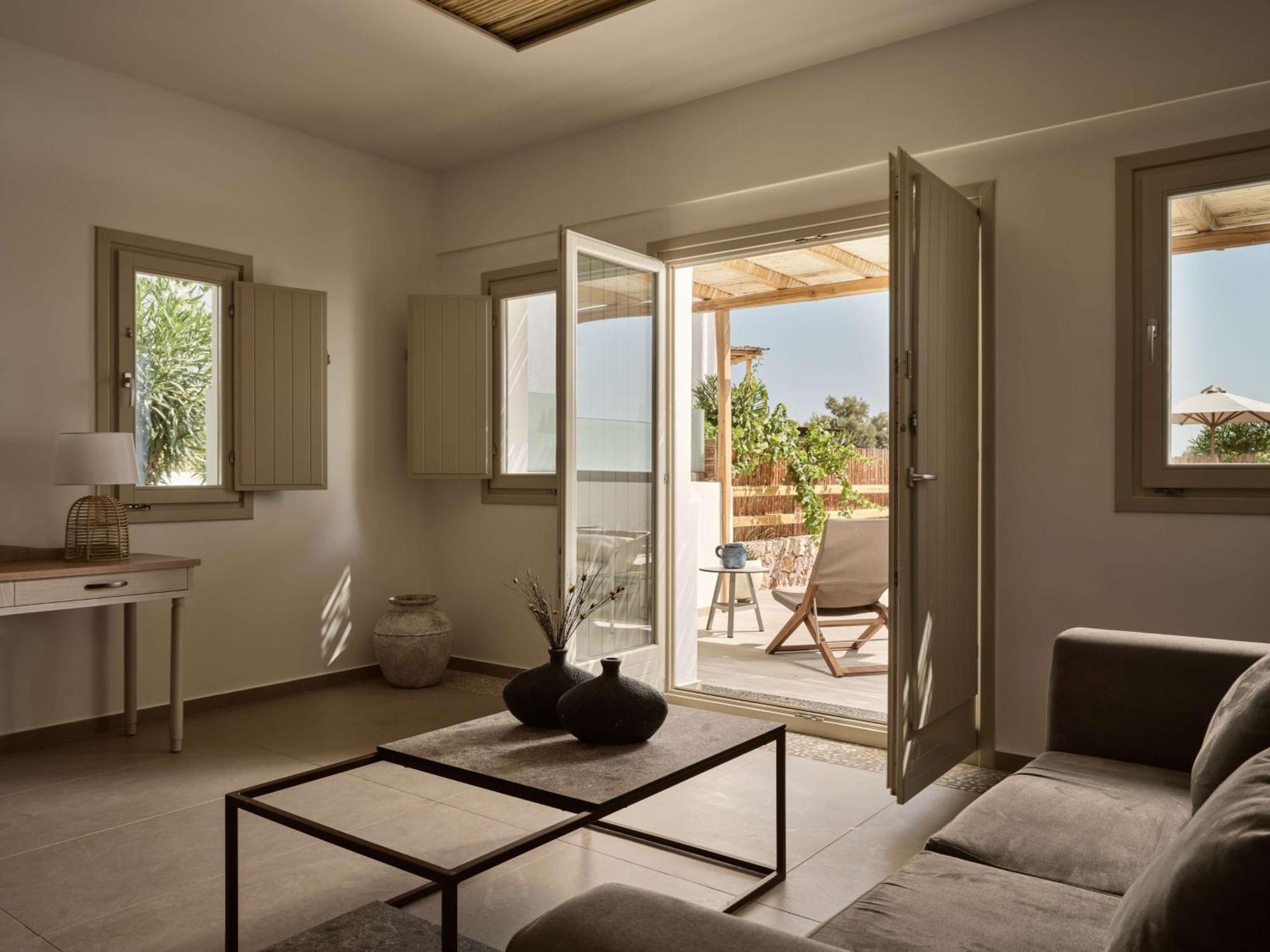 Sea Breeze Santorini Beach Resort, Curio By Hilton Agios Georgios  エクステリア 写真